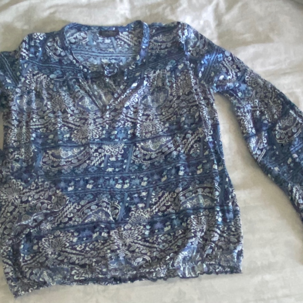 Lucky brand women’s Medium blue and white jersey long bell sleeve top
